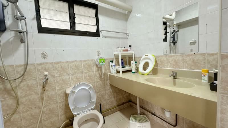 682A Jurong West Central 1 HDB Flat For Sale at S$ 699,000 | PropertyGuru Singapore - Bathroom