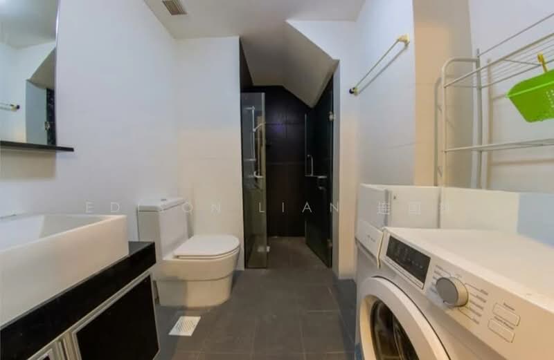 Suites @ Guillemard Apartment For Sale at S$ 1,280,000 | PropertyGuru Singapore - Bathroom