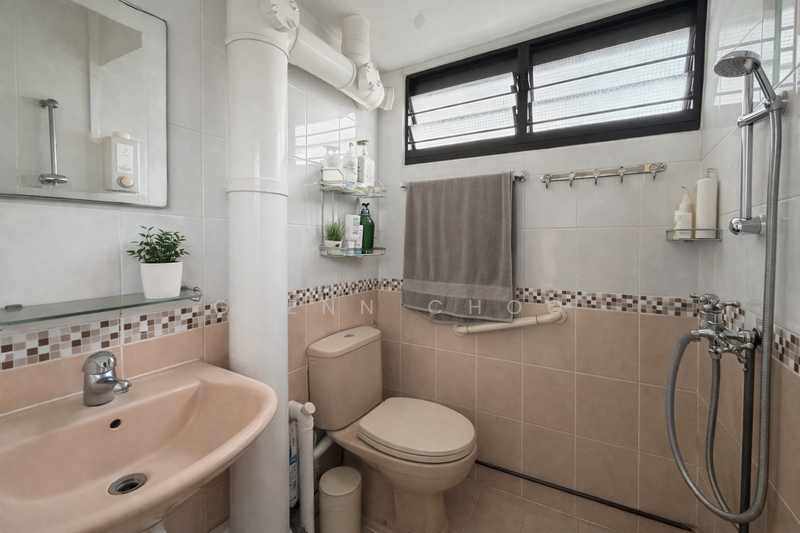 218 Ang Mo Kio Avenue 1 HDB Flat For Sale at S$ 408,888 | PropertyGuru Singapore - Bathroom