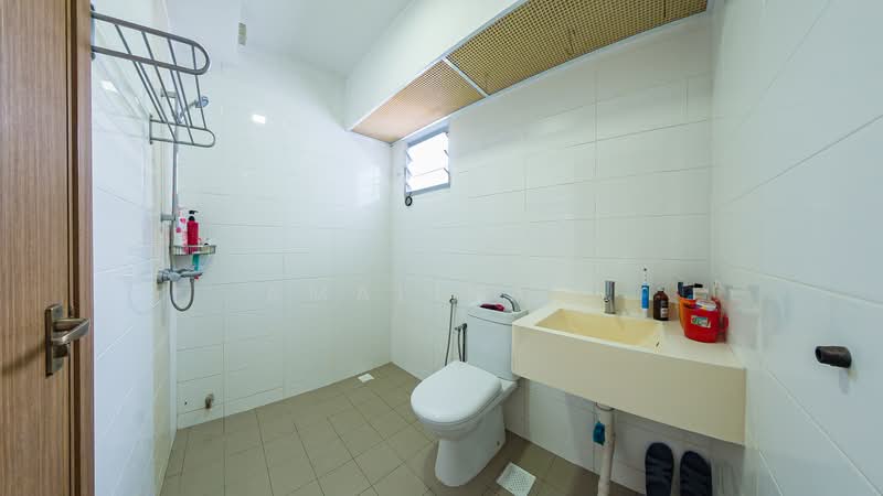 453A Bukit Batok West Avenue 6 HDB Flat For Sale at S$ 780,000 | PropertyGuru Singapore - Master bathroom