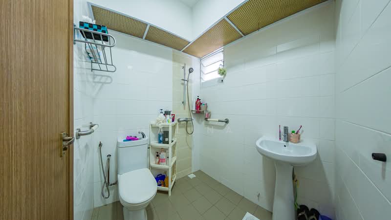 453A Bukit Batok West Avenue 6 HDB Flat For Sale at S$ 780,000 | PropertyGuru Singapore - Common bathroom