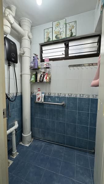 187 Boon Lay Avenue HDB Flat For Sale at S$ 325,000 | PropertyGuru Singapore - Bathroom
