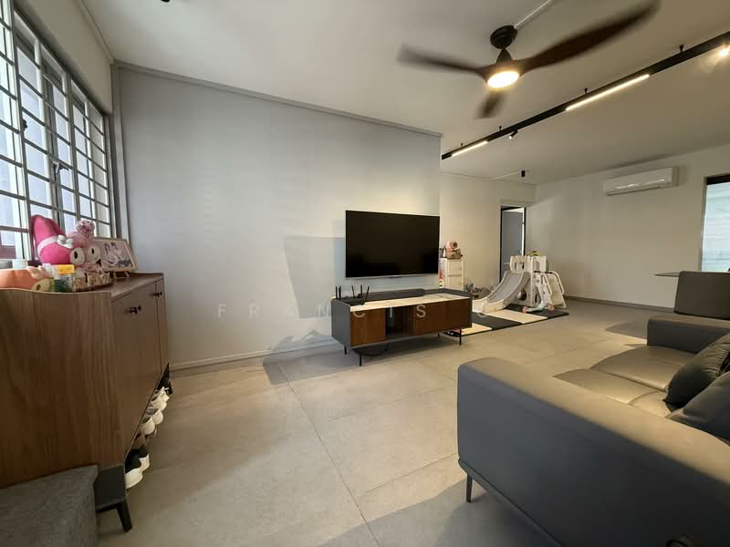703 Hougang Avenue 2 HDB Flat For Sale at S$ 620,000 | PropertyGuru Singapore - Living Room