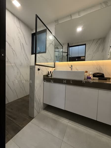 Central Grove Condominium For Sale at S$ 1,700,000 | PropertyGuru Singapore - Bathroom
