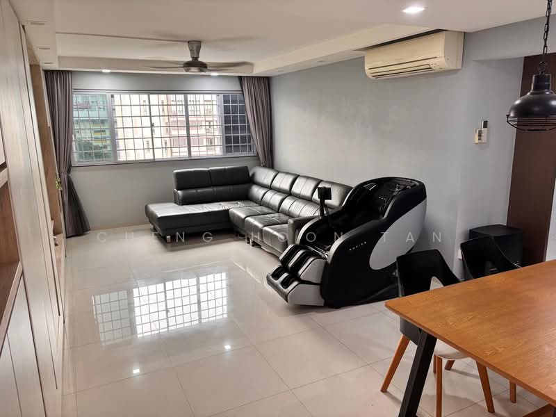 238 Jurong East Street 21 HDB Flat For Sale at S$ 738,000 | PropertyGuru Singapore - Living Room