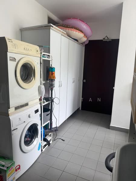 Airy Service/Wash Yard with Back Door