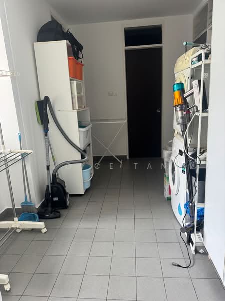 Airy Service/Wash Yard with Back Door