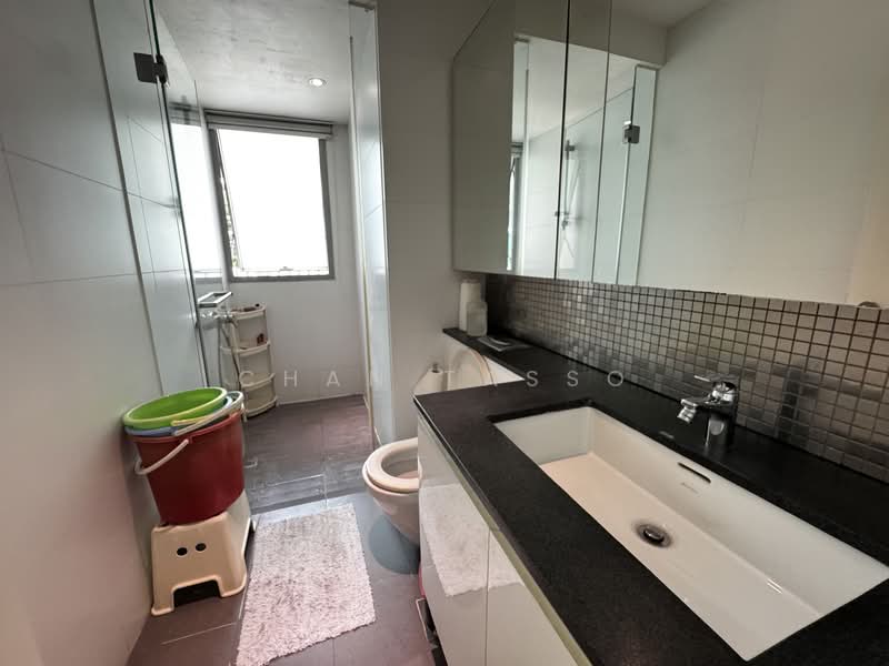 The Minton Condominium For Sale at S$ 2,348,000 | PropertyGuru Singapore - Common Bathroom