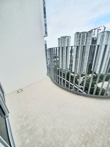 Queens Peak Condominium For Sale at S$ 1,450,000 | PropertyGuru Singapore - Balcony