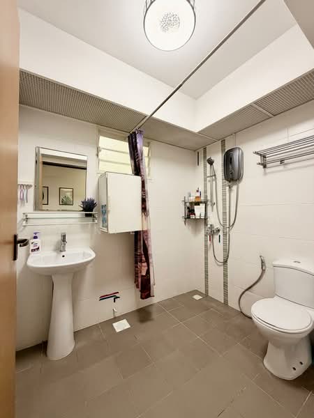 296C Bukit Batok Street 22 HDB Flat For Sale at S$ 975,000 | PropertyGuru Singapore - Bathroom