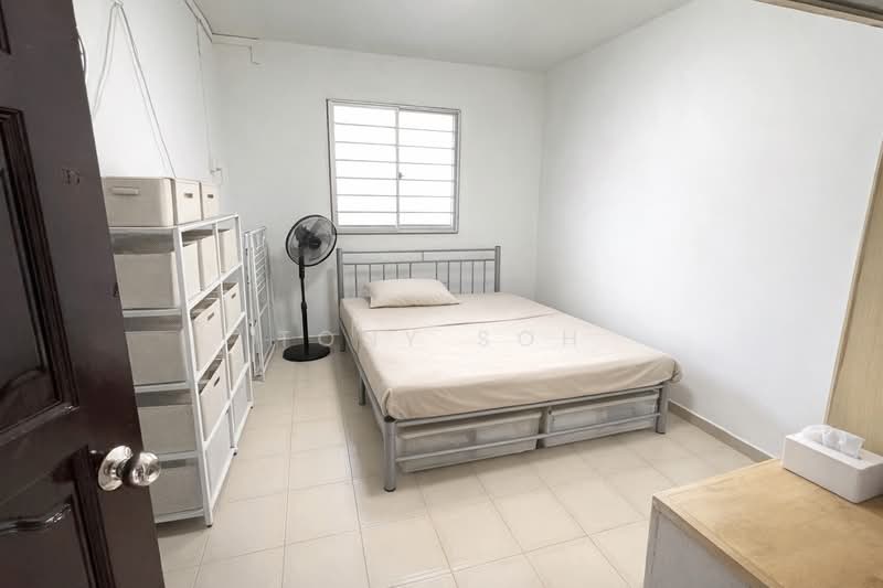 321 Bukit Batok Street 33 HDB Flat For Sale at S$ 408,000 | PropertyGuru Singapore - Bedroom