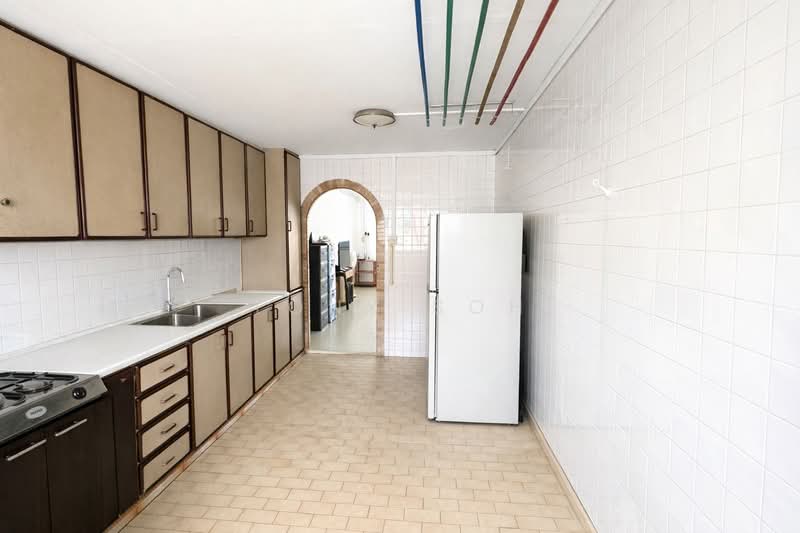 321 Bukit Batok Street 33 HDB Flat For Sale at S$ 408,000 | PropertyGuru Singapore - Kitchen