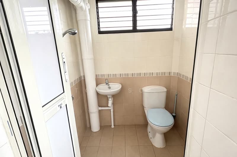 321 Bukit Batok Street 33 HDB Flat For Sale at S$ 408,000 | PropertyGuru Singapore - Bathroom