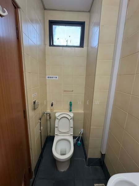 Tradehub 21, 8 Boon Lay Way, 2,002 sqft, Light Industrial (B1) For Rent, by Ben Chew, 500071004 - Bathroom - CommercialGuru.com.sg