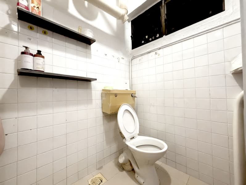 235 Bukit Batok East Avenue 5 HDB Flat For Sale at S$ 425,000 | PropertyGuru Singapore - Bathroom