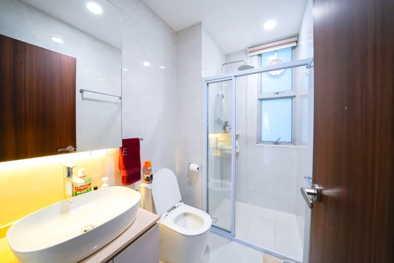 The Lakeshore Condominium For Sale at S$ 2,250,000 | PropertyGuru Singapore - Bathroom