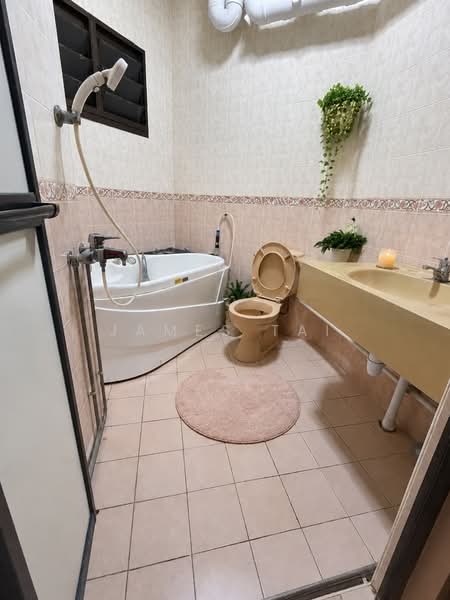 656C Jurong West Street 61, 656C Jurong West Street 61, 3 Bedrooms, 1,420 sqft, HDB Flat For Sale, by James Tai, 500071045 - Bathroom - PropertyGuru.com.sg