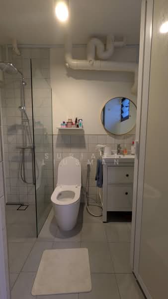 17 Dover Crescent, 17 Dover Crescent, 2 Bedrooms, 990 sqft, HDB Flat For Rent, by Suriati Liusman, 500071053 - Bathroom - PropertyGuru.com.sg