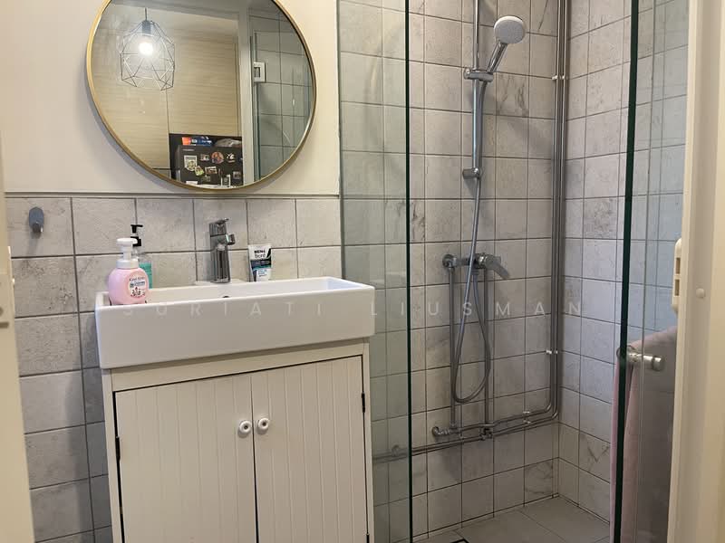 17 Dover Crescent, 17 Dover Crescent, 2 Bedrooms, 990 sqft, HDB Flat For Rent, by Suriati Liusman, 500071053 - Bathroom - PropertyGuru.com.sg