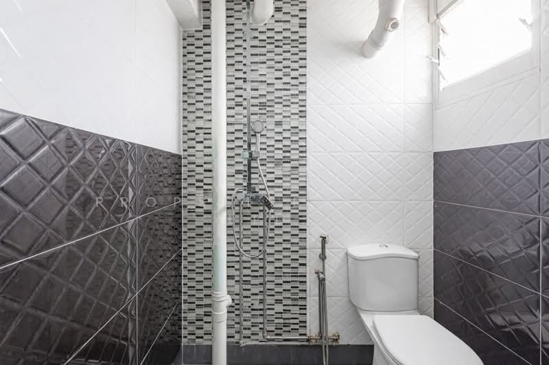 488 Jurong West Avenue 1 HDB Flat For Sale at S$ 480,000 | PropertyGuru Singapore - Bathroom