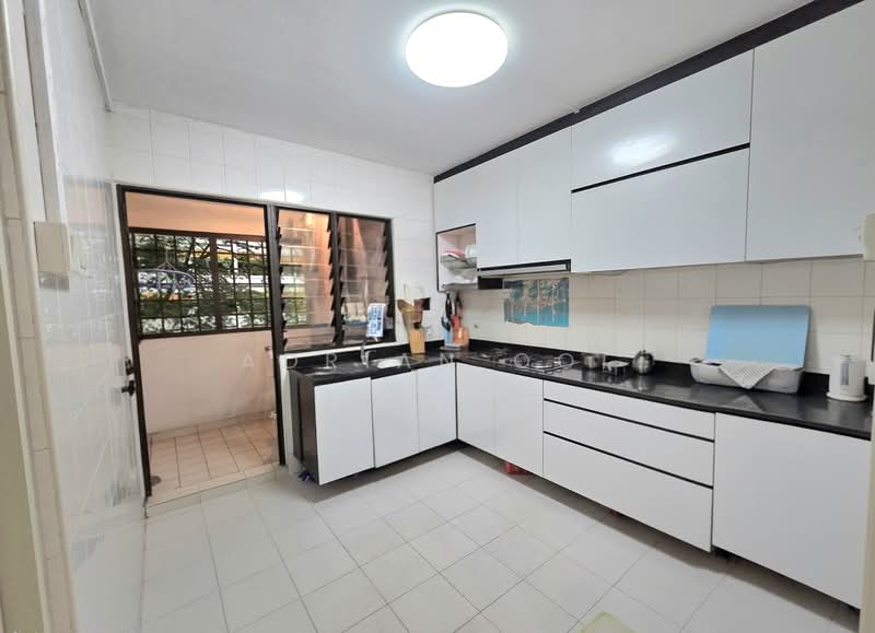 229 Compassvale Walk HDB Flat For Sale at S$ 686,000 | PropertyGuru Singapore - Spacious and enclosable Kitchen