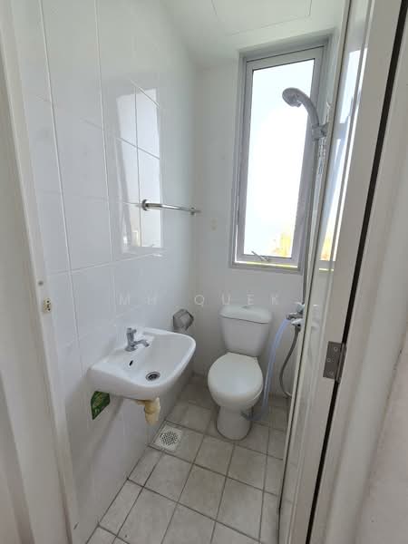 The Stellar Condominium For Sale at S$ 2,750,000 | PropertyGuru Singapore - Bathroom