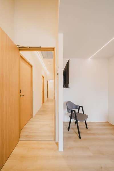 Freehold Co-Living Investment | 6 Ensuite Rooms | Fully Renovated | High Rental Yield Walk-up Apartment For Sale at S$ 1,840,000 | PropertyGuru Singapore - Corridor