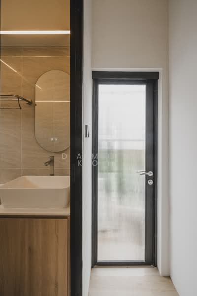 Freehold Co-Living Investment | 6 Ensuite Rooms | Fully Renovated | High Rental Yield Walk-up Apartment For Sale at S$ 1,840,000 | PropertyGuru Singapore - Bathroom