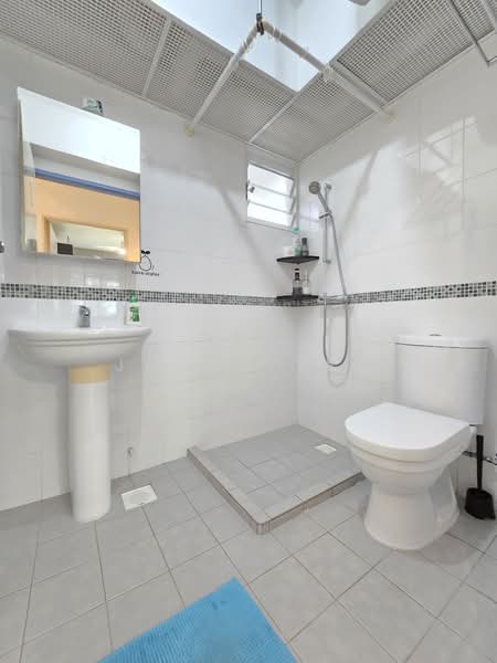 315C Yishun Avenue 9 HDB Flat For Sale at S$ 680,000 | PropertyGuru Singapore - Bathroom