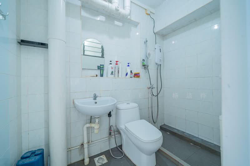 795 Woodlands Drive 72 HDB Flat For Sale at S$ 688,000 | PropertyGuru Singapore - Bathroom