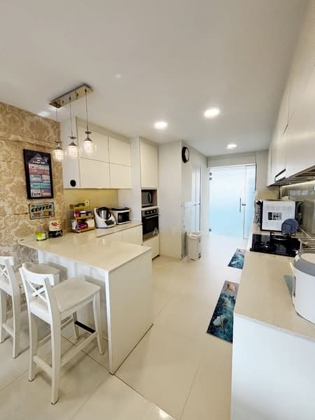 865 Woodlands Street 83 HDB Flat For Sale at S$ 949,888 | PropertyGuru Singapore - Kitchen