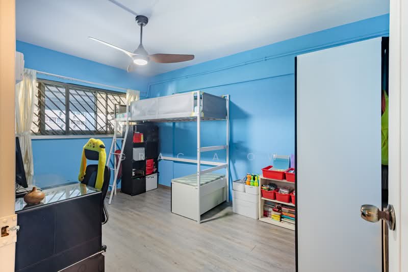 206 Bukit Batok Street 21 HDB Flat For Sale at S$ 460,000 | PropertyGuru Singapore - Bedroom