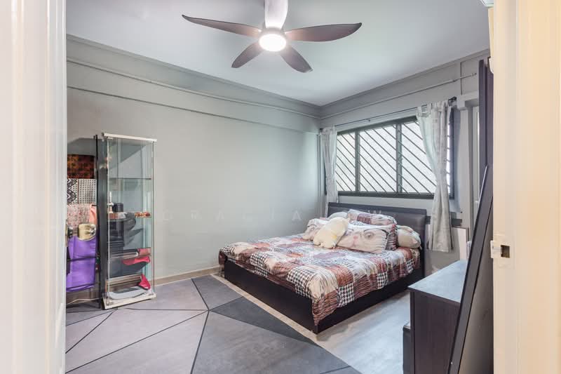 206 Bukit Batok Street 21 HDB Flat For Sale at S$ 460,000 | PropertyGuru Singapore - Bedroom