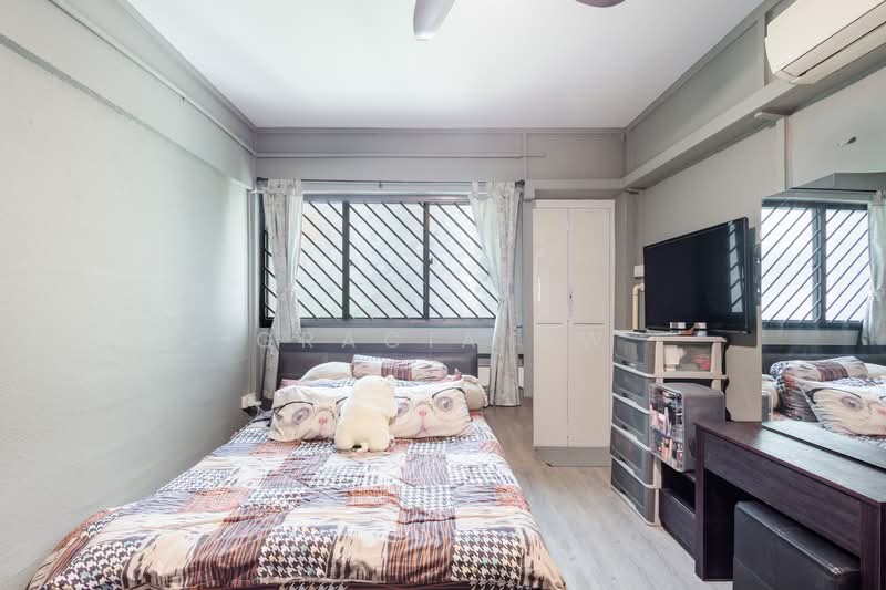 206 Bukit Batok Street 21 HDB Flat For Sale at S$ 460,000 | PropertyGuru Singapore - Bedroom