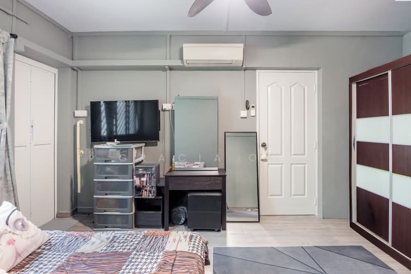 206 Bukit Batok Street 21 HDB Flat For Sale at S$ 460,000 | PropertyGuru Singapore - Bedroom