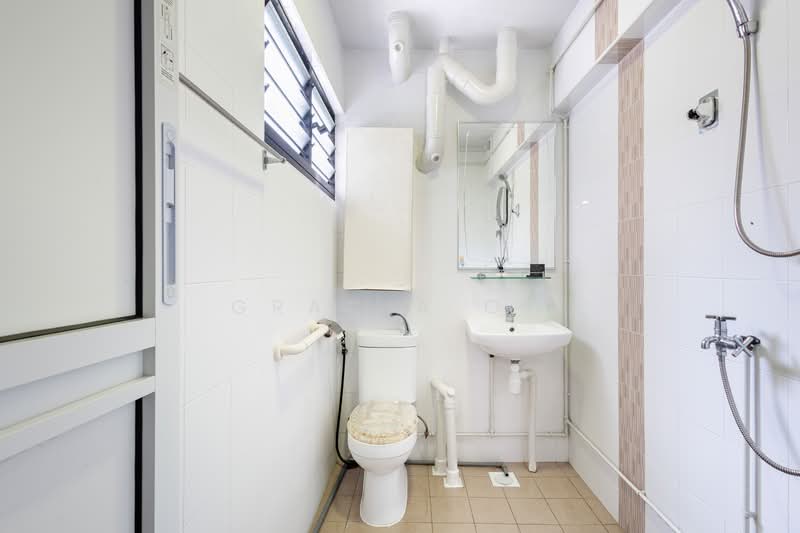 206 Bukit Batok Street 21 HDB Flat For Sale at S$ 460,000 | PropertyGuru Singapore - Bathroom