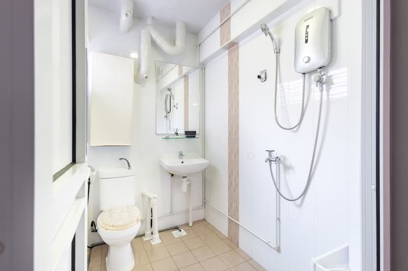 206 Bukit Batok Street 21 HDB Flat For Sale at S$ 460,000 | PropertyGuru Singapore - Bathroom