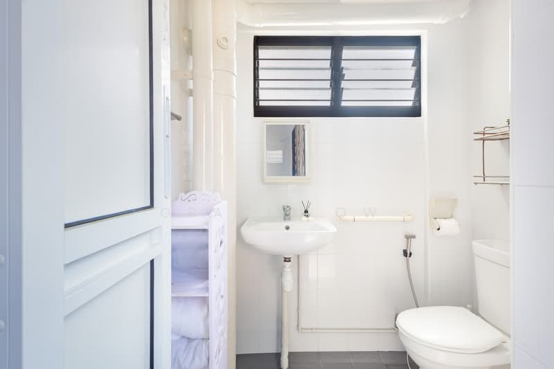 206 Bukit Batok Street 21 HDB Flat For Sale at S$ 460,000 | PropertyGuru Singapore - Bathroom