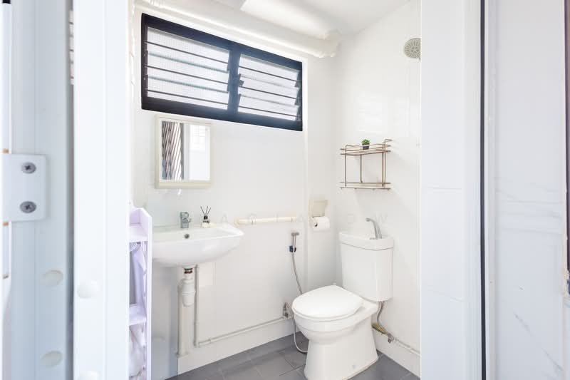206 Bukit Batok Street 21 HDB Flat For Sale at S$ 460,000 | PropertyGuru Singapore - Bathroom
