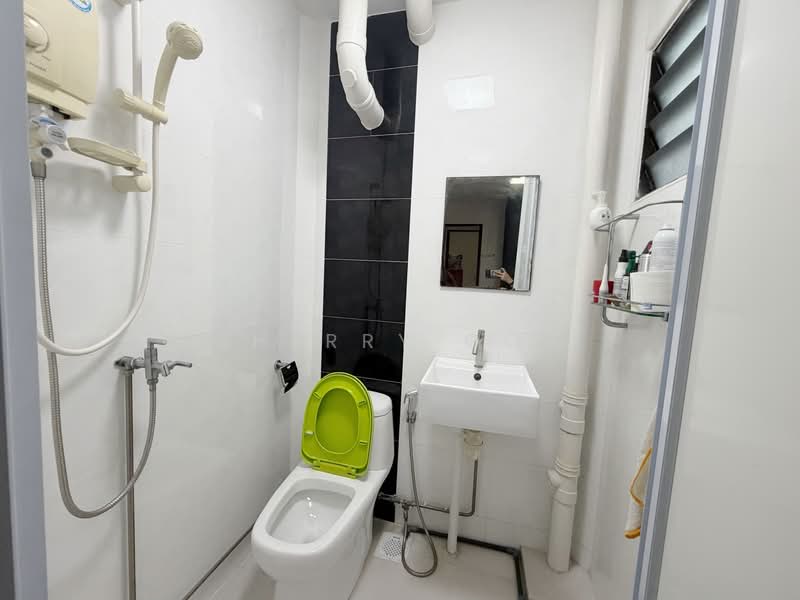 307 Bukit Batok Street 31 HDB Flat For Sale at S$ 428,000 | PropertyGuru Singapore - Bathroom