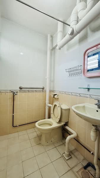 305 Shunfu Road HDB Flat For Sale at S$ 858,000 | PropertyGuru Singapore - Bathroom