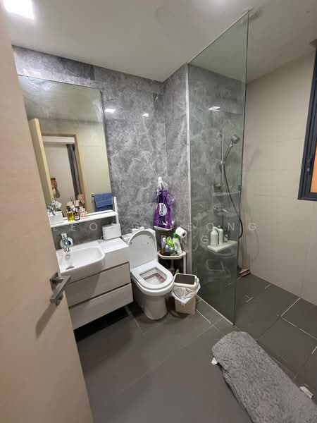 The Luxurie Condominium For Sale at S$ 800,000 | PropertyGuru Singapore - Bathroom