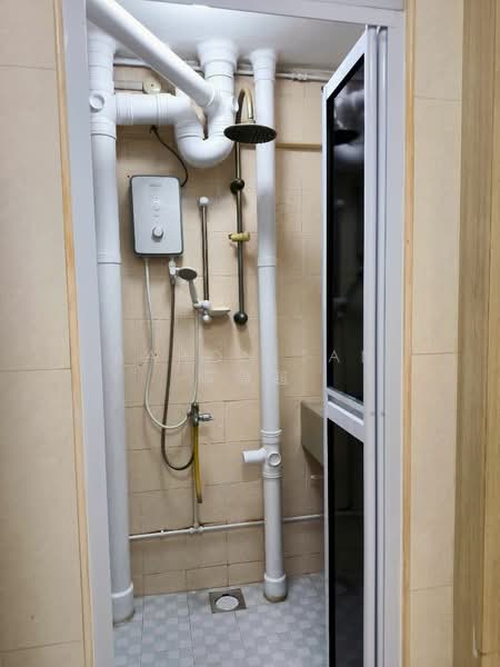 34 Jalan Bukit Ho Swee, 34 Jalan Bukit Ho Swee, 2 Bedrooms, 549 sqft, HDB Flat For Rent, by Baron Tan 陈鼎超, 500071316 - Bathroom - PropertyGuru.com.sg