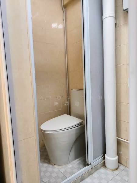 34 Jalan Bukit Ho Swee, 34 Jalan Bukit Ho Swee, 2 Bedrooms, 549 sqft, HDB Flat For Rent, by Baron Tan 陈鼎超, 500071316 - Bathroom - PropertyGuru.com.sg