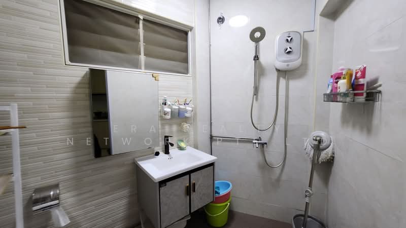 18 Joo Seng Road HDB Flat For Sale at S$ 628,000 | PropertyGuru Singapore - Bathroom
