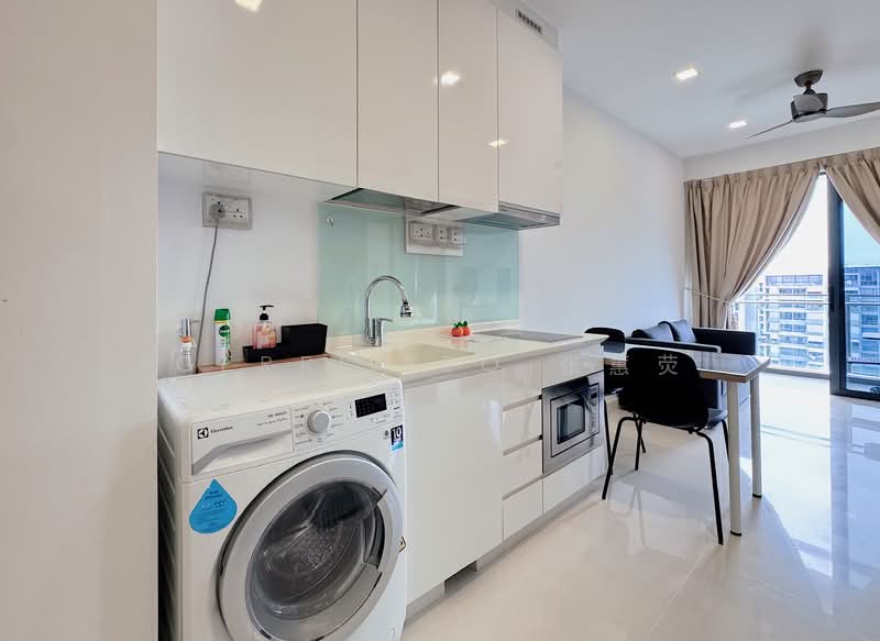 Urban Vista Condominium For Sale at S$ 1,500,000 | PropertyGuru Singapore - Kitchen