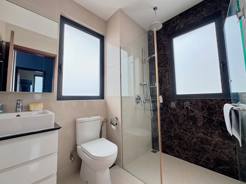 Urban Vista Condominium For Sale at S$ 1,500,000 | PropertyGuru Singapore - Master Bathroom