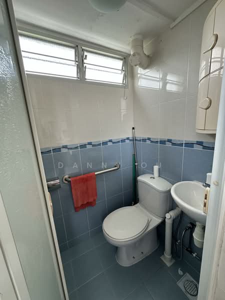 32 Holland Close HDB Flat For Sale at S$ 550,000 | PropertyGuru Singapore - Bathroom