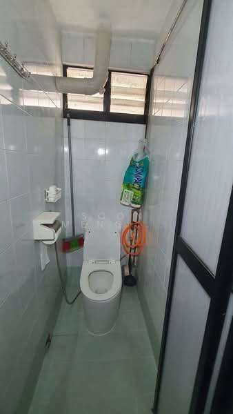 61 Lorong 5 Toa Payoh HDB Flat For Sale at S$ 375,000 | PropertyGuru Singapore - Bathroom