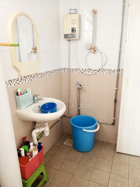 733 Yishun Avenue 5, 733 Yishun Avenue 5, Room Rental, 150 sqft, HDB Flat For Rent, by DOEVEN REAL ESTATE, 500071405 - Bathroom - PropertyGuru.com.sg